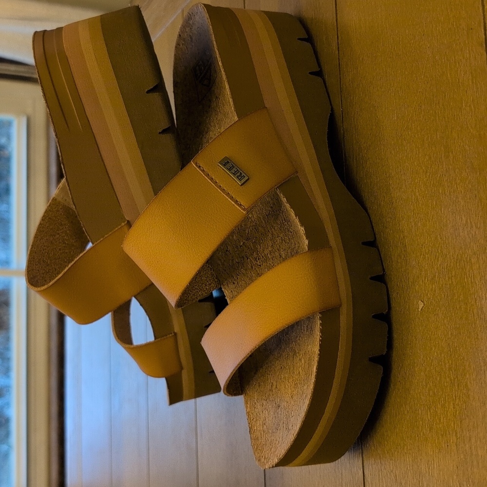 Reef Cushion Vista Women's Camel Tan Platform Sandals Sz. 10